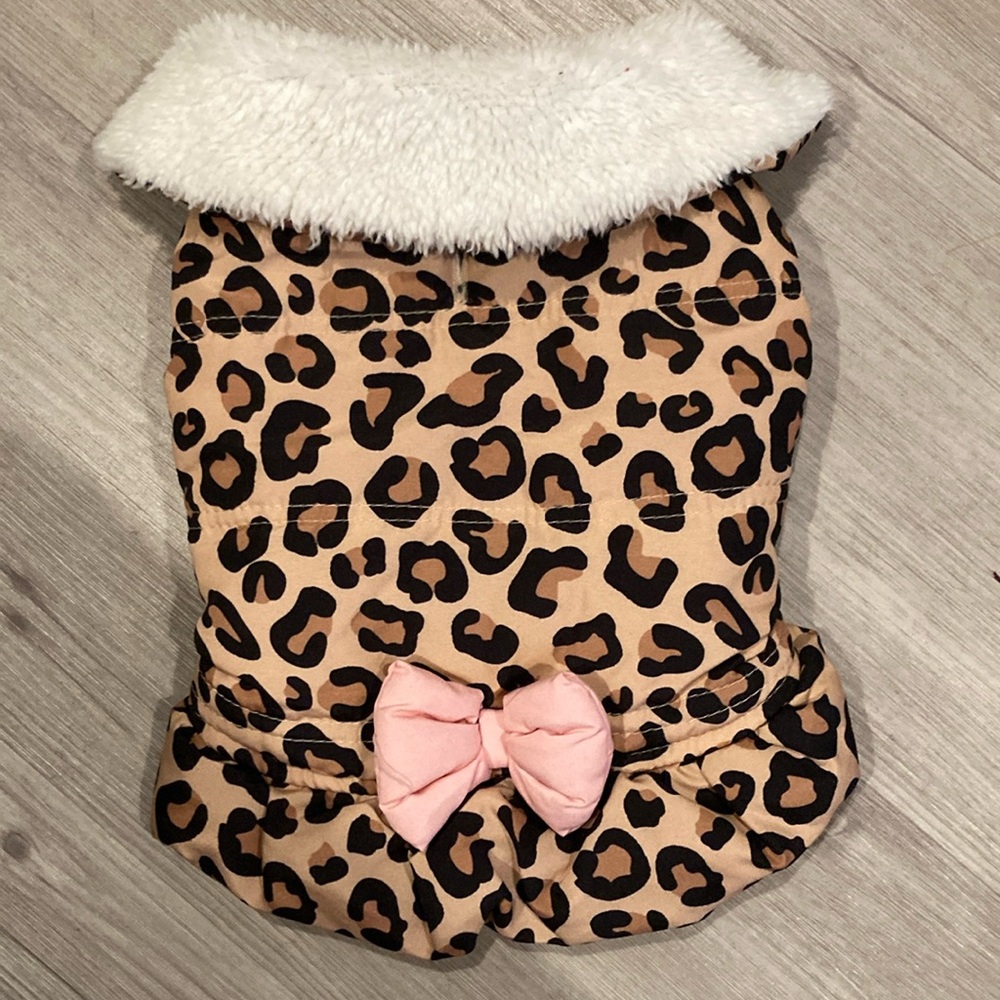 Dog jacket-Leopard fur-lined with collar. Velcro closure with leash opening